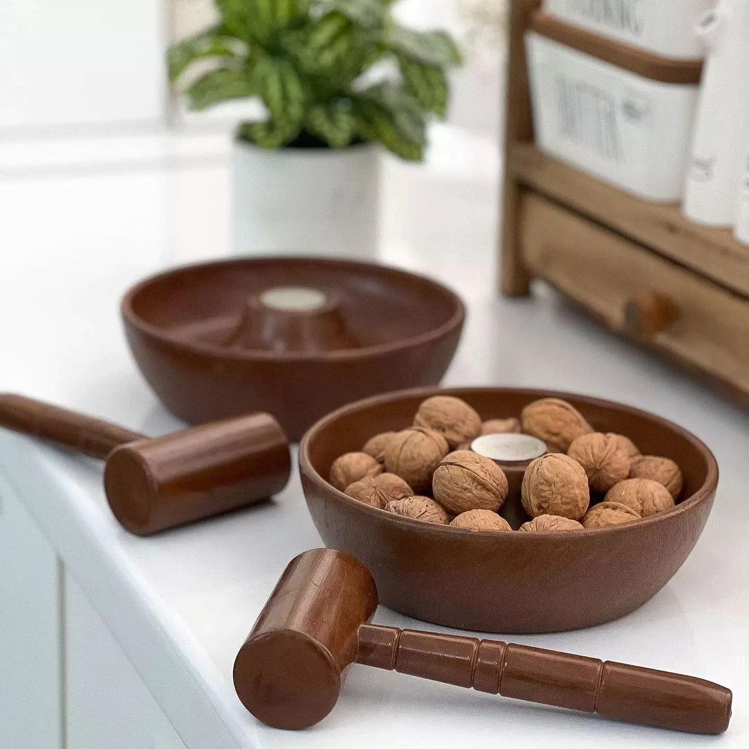 گردوشکن طرح چوب همراه با چکش گردو شکن طرح چوب